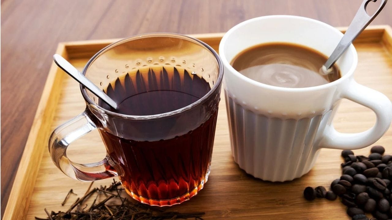 ఆలోచన శక్తి : మెరుగైన జ్ఞాపకశక్తి, ఏకాగ్రత లోపం వంటి సమస్యలు ఉన్నవారికి బ్లాక్ కాఫీ మంచి ఎంపిక. ఎందుకంటే బ్లాక్ కాఫీని క్రమం తప్పకుండా తీసుకోవడం వల్ల అల్జీమర్స్, పార్కిన్సన్స్ వంటి న్యూరోడిజెనరేటివ్ వ్యాధుల నుంచి తప్పించుకోవచ్చు. టీలో కూడా జ్ఞాపక శక్తిని పెంచే పోషకాలు ఉన్నప్పటికీ అది బ్లాక్ కాఫీతో పోలిస్తే చాలా తక్కవు