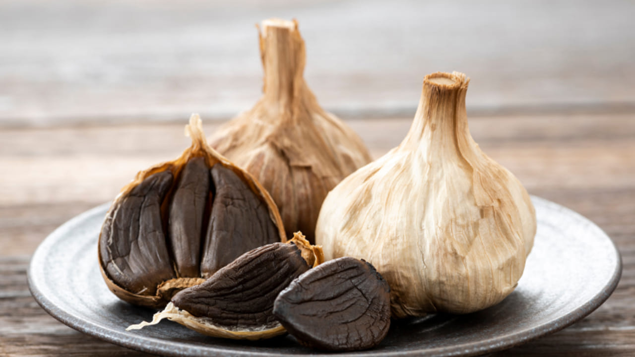 Black Garlic: నల్లగా ఉన్నాయని తీసిపారేయకండి.. ఒక్క రెండు తిన్నారనుకోండి రోగాలన్నీ పారాహుషార్.!