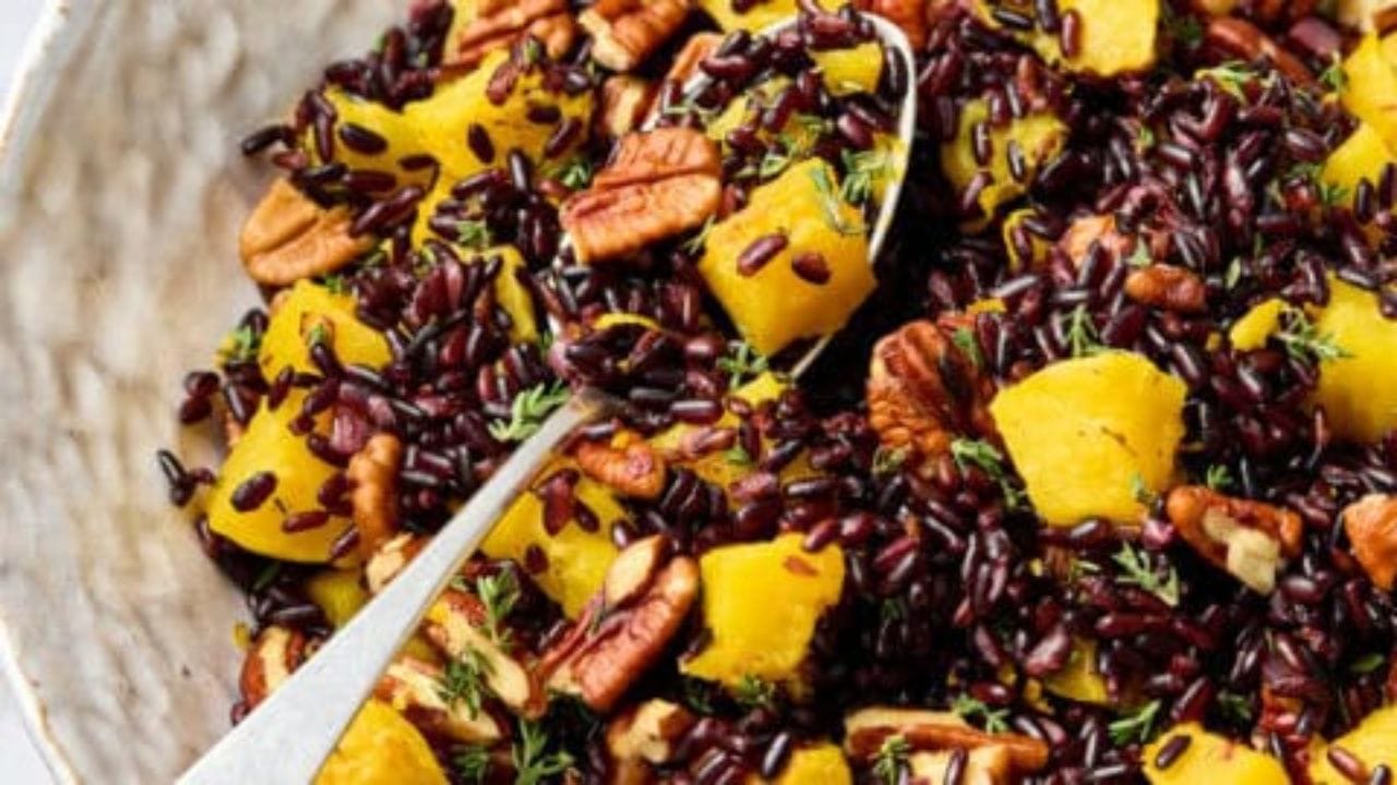 నల్ల బియ్యం చక్కెర స్థాయిలను నియంత్రిస్తుంది. టైప్-2 డయాబెటిస్ ఉన్నవారికి నల్ల బియ్యం మంచిది. బరువు పెరగకూడదనుకునే వారు ఈ బియ్యాన్ని తినవచ్చు. ముఖ్యంగా, నల్ల బియ్యం తెల్ల బియ్యం కంటే తక్కువ GI ట్యాగ్ కలిగి ఉంటుంది. ఇది వినియోగానికి అనుకూలంగా ఉంటుంది.   