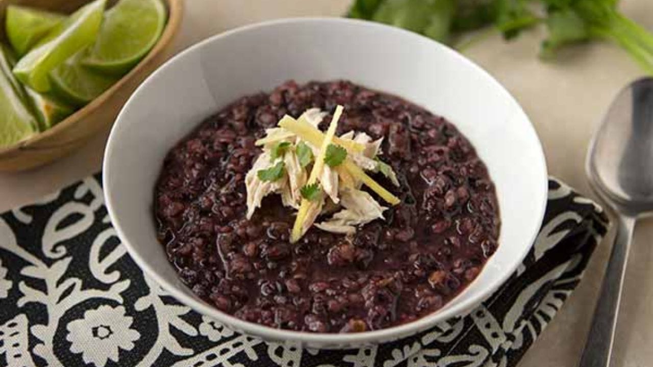 నల్ల బియ్యంలో ఫైబర్, ప్రోటీన్, ఐరన్ అధికంగా ఉంటాయి. దీనివల్ల యాంటీఆక్సిడెంట్లు పుష్కలంగా ఉంటాయి. తెల్ల బియ్యం కాకుండా నల్ల బియ్యంతో చేసిన అన్నం తినడం వల్ల గుండె సమస్యలు రాకుండా ఉంటాయి. ఇది శరీరంలోని ప్రతి స్థాయిలో రోగనిరోధక శక్తిని పెంచుతుంది. తిన్న ఆహారం బాగా జీర్ణమయ్యేలా చేస్తుంది. 