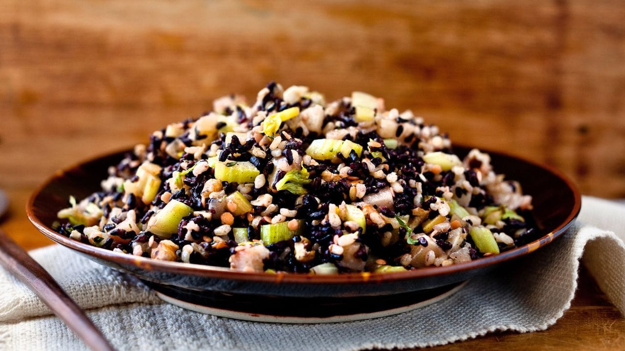 బ్లాక్ రైస్ తినడం వల్ల ధమనులలో ప్లేక్ పేరుకుపోవడం వల్ల గుండె సమస్యలు నివారిస్తుంది. నల్ల బియ్యం శరీరాన్ని లోపలి నుండి శుభ్రపరుస్తుంది. ఇందులోని ఫైటోన్యూట్రియెంట్లు హానికరమైన అంశాలను తొలగించి కాలేయాన్ని రక్షిస్తాయి. 