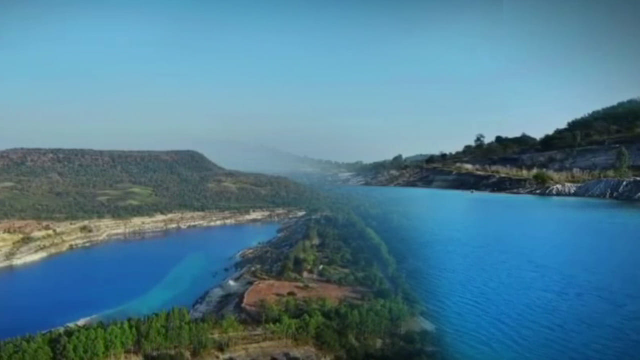 ఆకాశం రంగులోకి మారిన నీరు.. క్యూ కడుతున్న పర్యాటకులు