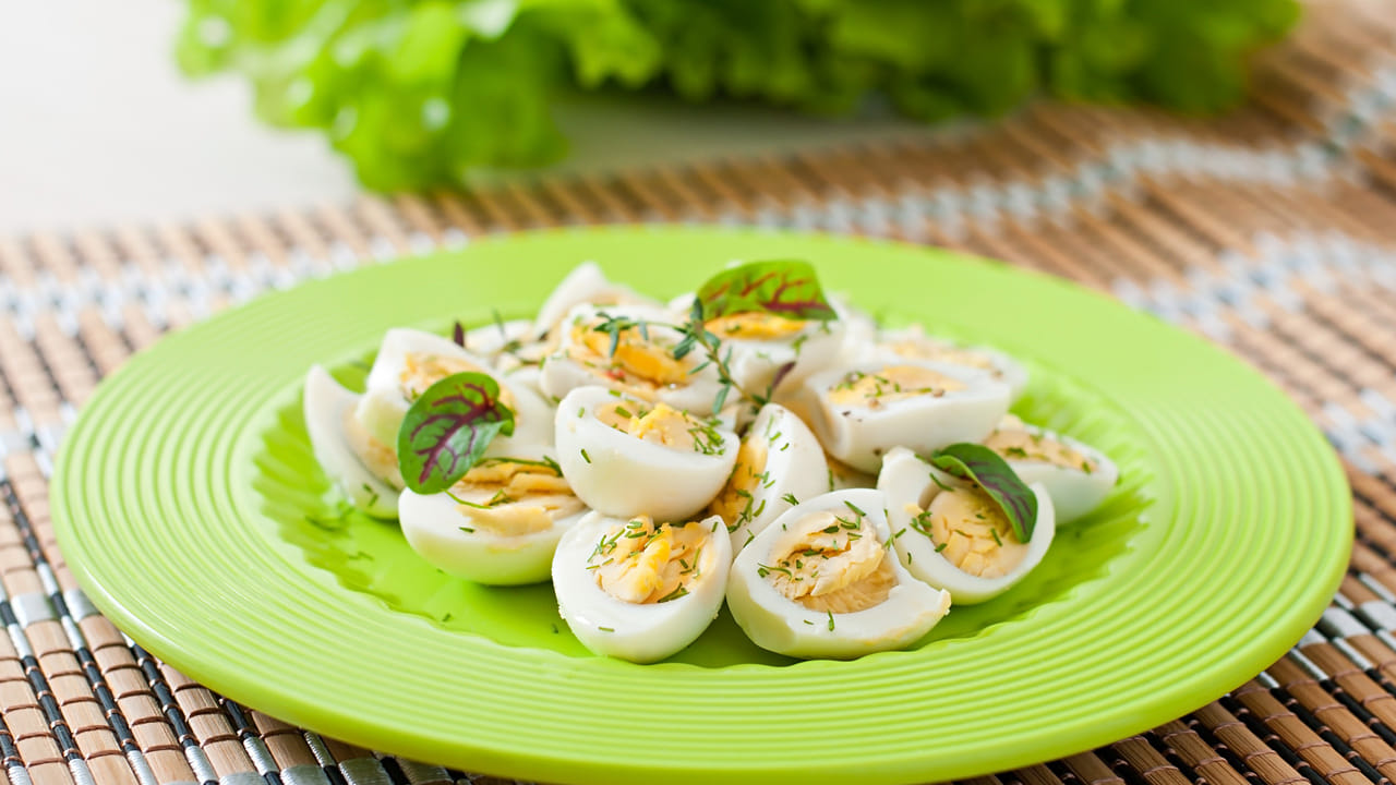 మీరు బరువు తగ్గాలని ప్లాన్ చేస్తున్నారా? అయితే మీ ప్లేట్‌లో గుడ్డు ఉండాల్సిందే. ఒక ఉడికించిన గుడ్డులో కేవలం 70-80 కేలరీలు మాత్రమే ఉంటాయి. గుడ్డు తింటే కడుపు నిండుగా ఉన్న అనుభూతి కలుగుతుంది, దీనివల్ల అనవసరమైన స్నాక్స్ తినాలనే కోరిక తగ్గుతుంది. గుడ్లలోని పోషకాలు మెటబాలిజంను వేగవంతం చేసి బరువు తగ్గడంలో సహాయపడతాయి.
