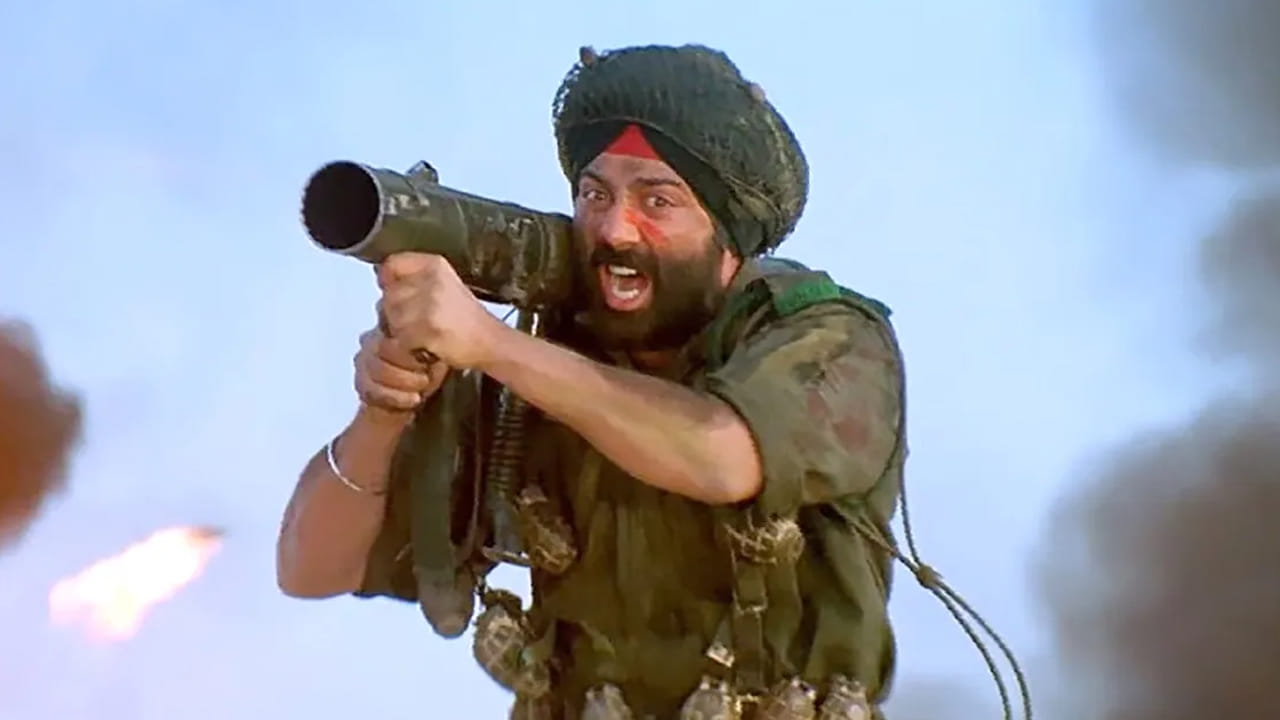 బోర్డర్ 2 రెండవ రోజు కూడా ధురంధర్ రికార్డును బద్దలు కొట్టింది. నివేదిక ప్రకారం, బోర్డర్ 2 రెండవ రోజు రూ. 36.7 కోట్లు వసూలు చేసింది. ధురంధర్ రెండవ రోజు రూ. 32 కోట్లు వసూలు చేసింది. బోర్డర్ 2 ఇప్పటివరకు మొత్తం రూ. 66 కోట్లు వసూలు చేసింది.