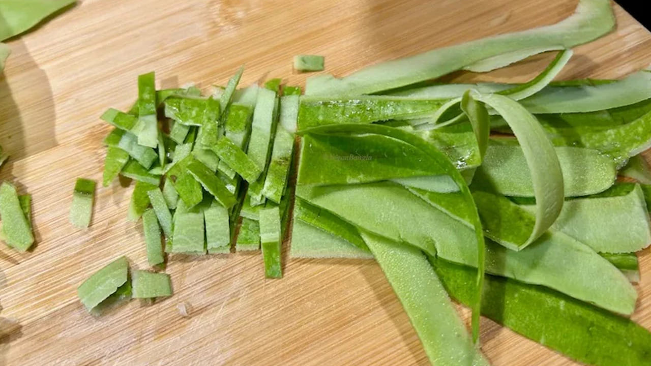 సొరకాయ శరీరానికి చాలా మంచిది. ఇది శరీరాన్ని సహజంగానే హైడ్రేట్ చేస్తుంటుంది. అంతేకాకుండా ఇందులో ఫైబర్ ఎక్కువ మొత్తంలో ఉండటం వలన ఇది శరీరంలో పేరుకుపోయిన విష పదార్థాలను బయటకు పంపేసి, జీర్ణవ్యవస్థ పని తీరును మెరుగు పరుస్తుంది.