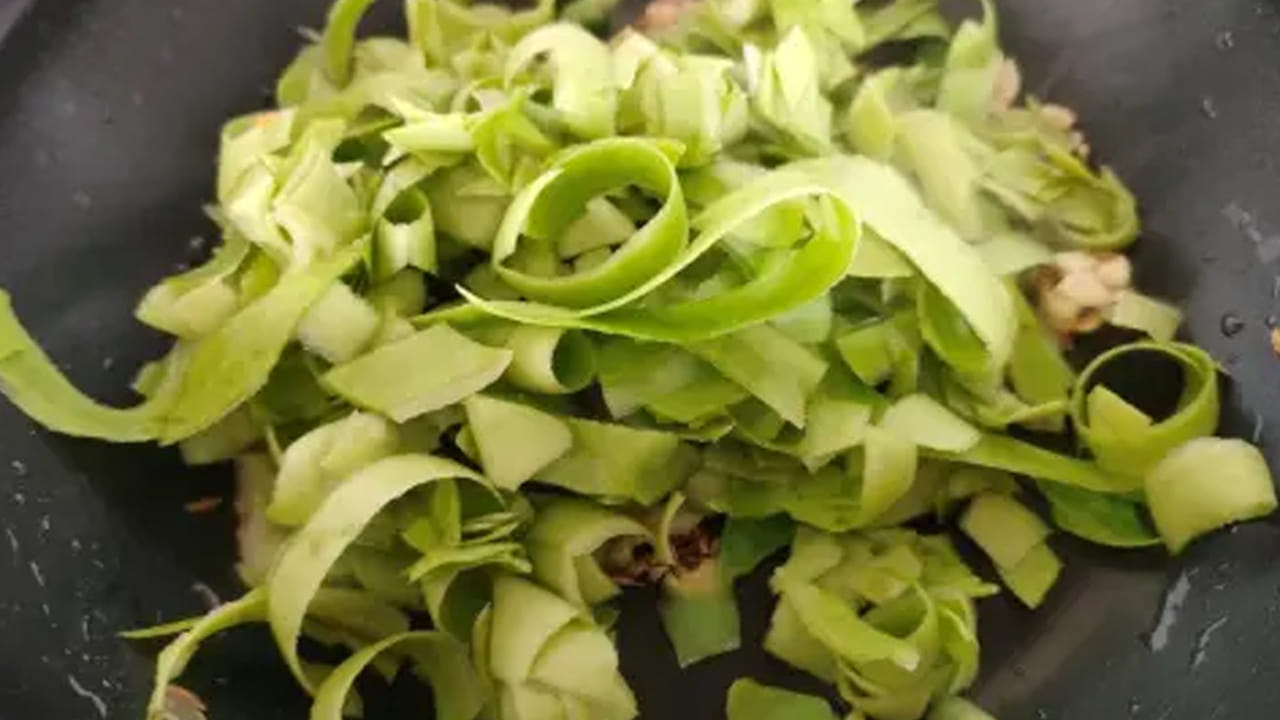 అలాగే సొరకాయ తొక్కలు తినడం వలన చర్మం, జుట్టుకు కూడా చాలా ప్రయోజనరంగా ఉంటుందంట. ఎవరు అయితే చర్మంపై నల్లటి మచ్చలు, మొటిమలు, వంటి సమస్యలతో బాధపడుతున్నారో, వారు సొరకాయ తొక్కలను పేస్ట్ చేసి ముఖానికి అప్లై చేయడం వలన మెటిమలు, నల్లటి మచ్చలు తగ్గిపోయి, చర్మం నిగారింపుగా తయారు అవుతుందని చెబుతున్నారు ఆరోగ్య నిపుణులు. అంతే కాకుండా సోరకాయ తొక్కలతో నూనె తయారు చేసి జుట్టుకు పెట్టుకోవడం వలన చుండ్రు వంటి సమస్యలు తగ్గిపోతాయంట.