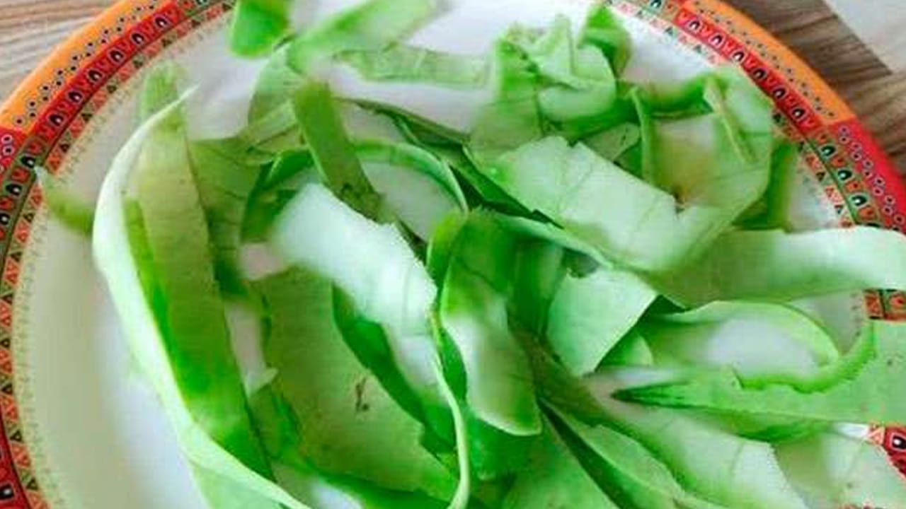 అదే విధంగా సొరకాయ తొక్కలను మీ డైట్ లో చేర్చుకోవడం వలన ఇది శరీరానికి తక్షణ శక్తిని అందిస్తాయంట. ఇందులో ఫైబర్, విటమిన్ సి, పొటాషియం, బీటా కెరొటిన్ వంటి యాంటీ ఆక్సిడెంట్స్ ఎక్కువగా ఉండటం వలన ఇవి శరీరానికి తక్షణ శక్తిని అందించి, రోగనిరోధక శక్తి పెరిగేలా చేస్తాయి. 