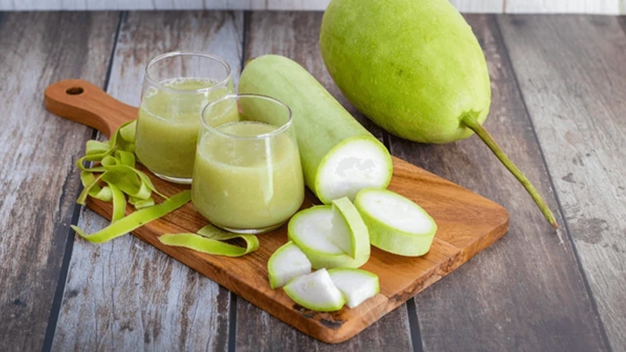 అయితే సొరకాయనే కాకుండా దీని తొక్కలతో కూడా బోలెడు లాభాలు ఉన్నాయంట.  సొరకాయ పొట్టను మీ ఆహారంలో చేర్చుకోవడం వలన ఇది కడుపు సంబంధిత సమస్యల నుంచి కాపాడుతుంది. ముఖ్యంగా జీర్ణక్రియను మెరుగు పరిచి, గ్యాస్, ఎసిడిటీ వంటి సమస్యలతో బయటపడేలా చేస్తుంది. దీనిని కనీసం వారంలో ఒక్కసారి అయినా తీసుకోవడం వలన ఇది పేగు కదలికలను ప్రోత్సహిస్తుందని చెబుతున్నారు ఆరోగ్య నిపుణులు. అంతే కాకుండా జీర్ణక్రియ కూడా సాఫీగా సాగేలా చేస్తుందంట.