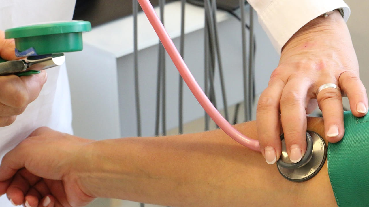 హై బీపీ ఉన్న వారు సమయానికి ఫుడ్ తీసుకోవాలి. అలా అని ఏవి పడితే అవి తీసుకోకూడదు. మీరు తినే వాటిలో ఈ ఫుడ్స్ ను దూరం పెట్టాలని నిపుణులు చెబుతున్నారు. అవేంటో ఇక్కడ తెలుసుకుందాం.. 
