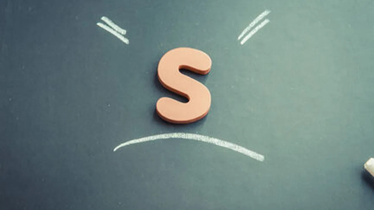 ప్రతి వ్యక్తి జీవితంలో ఎన్నో సమస్యలను, సవాల్లాను ఎదుర్కుంటారు. ఇవి పుట్టిన వ్యక్తి తేదీ, సమయం, రాశి, నక్షత్రం, రోజును బట్టి ఉంటాయి. అయితే ఎస్ అక్షరం పేరుతో ఉన్న వారు ఏ తేదీలో పుట్టిన, ఏ రాశిలో పుట్టిన , స్త్రీలైనా, పురుషులైనా సరే గుణగణాలు మాత్రం సేమ్ ఉంటాయి. అలాగే వీరికి అందరికీ ఎలా ఉండబోతుంది అనేది తెలుసుకుందాం.