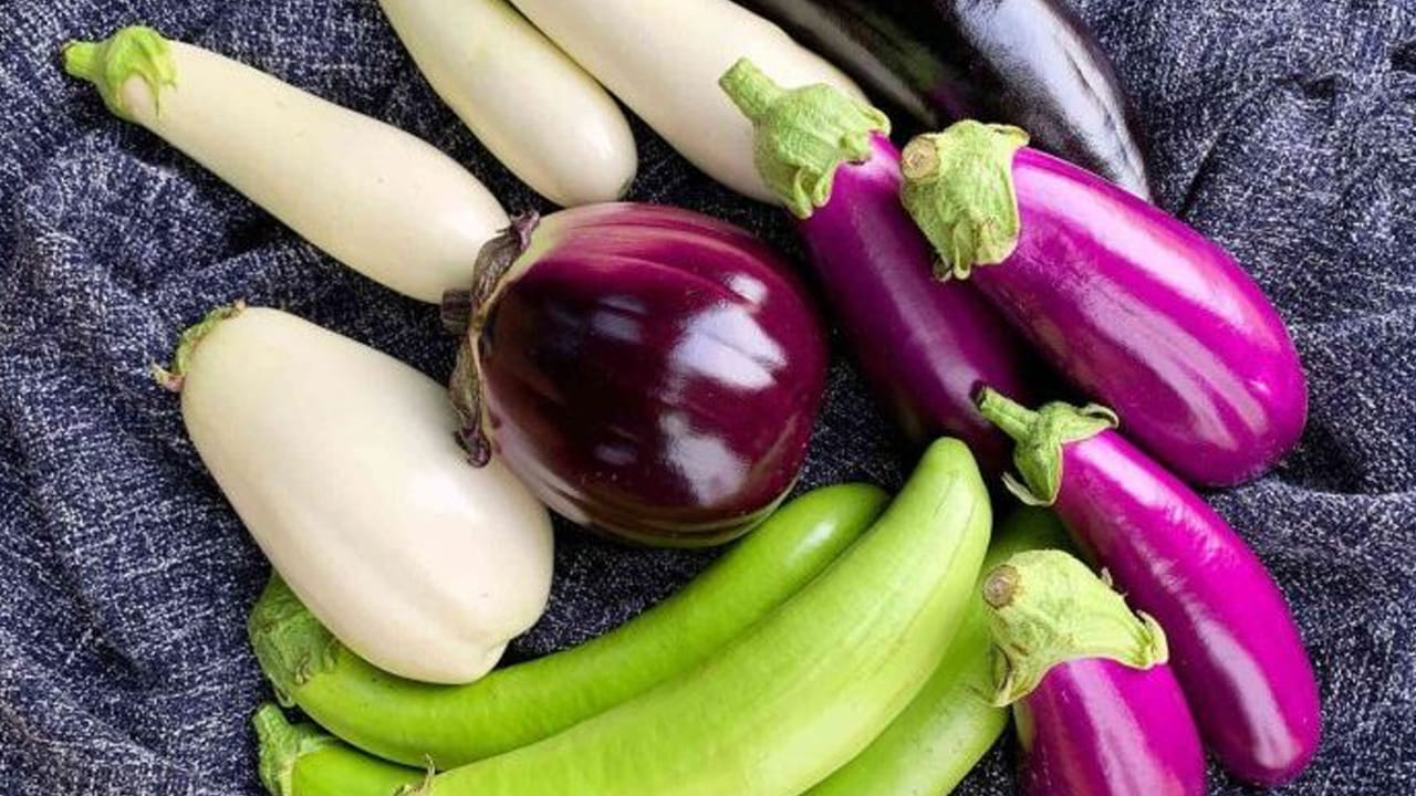 వంకాయలు: వంకాయలు  ఫ్రిజ్‌లో పెట్టిన రెండు మూడు రోజులకు సన్నగా అవుతాయి. ఆ చల్ల దనానికి దాని పరిమాణం కోల్పోయి ఎండిపోతుంది. 
కాబ్టటి, అస్సలు ఫ్రిజ్‌లో పెట్టకండి. ఇవి బయట ఉంటేనే తాజాగా ఉంటాయి.  ఫ్రిజ్‌లో పెట్టి తింటే టేస్ట్ కూడా మారుతుంది. 
