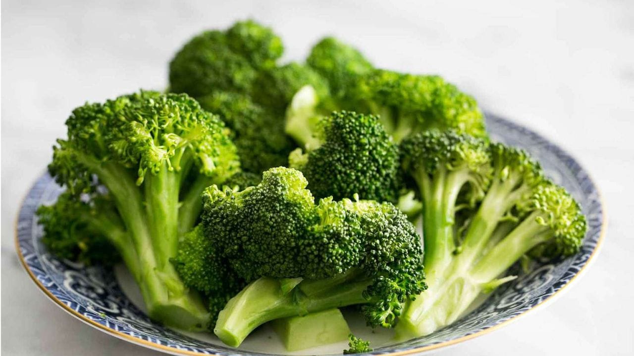  చాలా మంది బ్రోకలీ అనే సరపేట్‌గా కూరగాయాల్లో ఒకటి అనుకుంటారు. కానీ బ్రోకలీ కూడా క్యాబేజీ కుటుంబానికి చెందిన ఆకుపచ్చ క్రూసిఫెరస్ కూరగాయ. USDA (యునైటెడ్ స్టేట్స్ డిపార్ట్‌మెంట్ ఆఫ్ అగ్రికల్చర్) డేటా ప్రకారం, 100 గ్రాముల బ్రోకలీలో సుమారు 34 కేలరీలు, సుమారు 89 గ్రాముల నీరు, 2.8 గ్రాముల ప్రోటీన్, చాలా తక్కువ కొవ్వు, 2.6 గ్రాముల ఫైబర్ మరియు 1.7 గ్రాముల సహజ చక్కెర ఉంటాయి. ఇంకా, బ్రోకలీ విటమిన్ సి, విటమిన్ కె ఉంటాయి. ఇవి రోగనిరోధక శక్తి పెంచడంతో పాటు ఎముకల ఆరోగ్యానికి ప్రయోజనకరంగా ఉంటాయి.