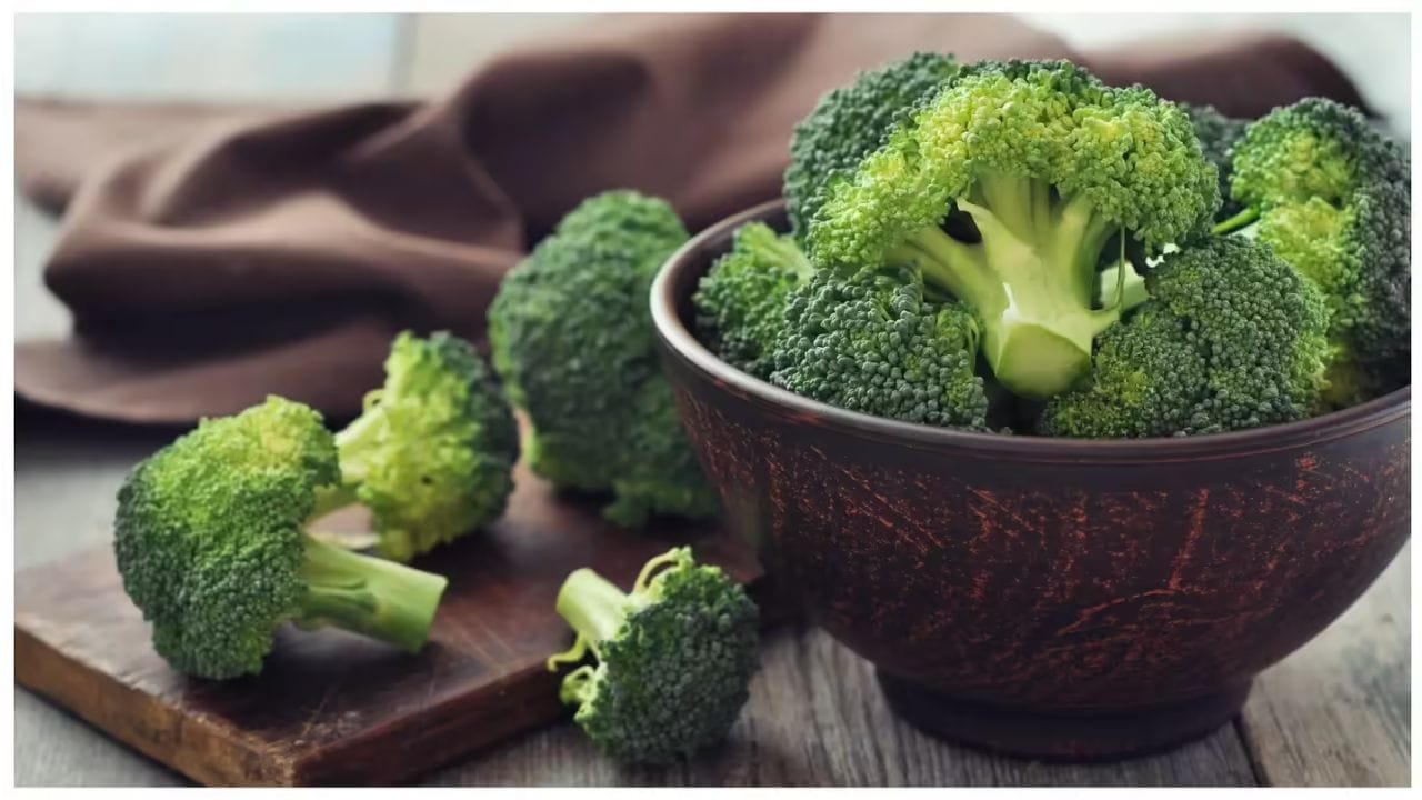  బ్రోకలీలో విటమిన్లు, ఖనిజాలు, ఫైబర్ పుష్కలంగా ఉంటాయి. ఇందులో గ్లూకోసినోలేట్స్, సల్ఫోరాఫేన్ వంటి నిర్దిష్ట సల్ఫర్ సమ్మేళనాలు కూడా ఉన్నాయి, ఇవి శరీరానికి చాలా ప్రయోజనకరంగా ఉంటాయి. బ్రోకలీలోని ఫైబర్, ముఖ్యంగా కరిగే ఫైబర్, కొలెస్ట్రాల్‌ను నియంత్రించడంలో సహాయపడుతుంది. ఇంకా, ఫైబర్ కార్బోహైడ్రేట్‌లను నెమ్మదిగా జీర్ణం చేయడంలో సహాయపడుతుంది. ఇది రక్తంలో చక్కెర, ఇన్సులిన్ స్థాయిలను నియంత్రిస్తుంది. ఇది డయాబెటిస్, మెటబాలిక్ సిండ్రోమ్ ప్రమాదాన్ని తగ్గిస్తుంది.