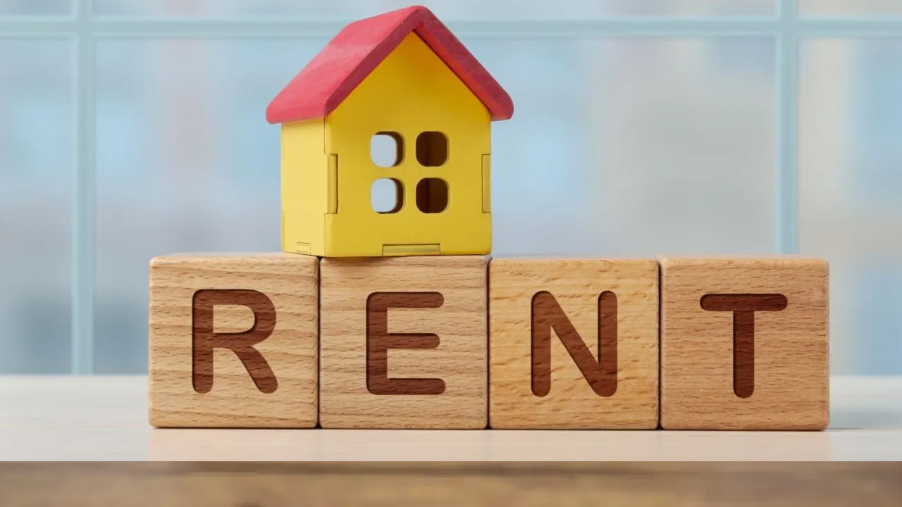 హెచ్ఆర్ఏ అనేది కంపెనీ నుంచి ఉద్యోగి తీసుకునే హౌస్ రెంట్ అలవెన్స్. మీ జీతం కంటే అద్దె ఎక్కువ చెల్లిస్తున్నా.. లేదా మీరు మెట్రో లేదా నాన్ మెట్రో నగరాల్లో నివసిస్తున్నా హెచ్ఆర్ఏ పన్ను మినహాయింపుల్లో రానున్న బడ్జెట్‌లో మార్పులు చోటుచేసుకోవచ్చు.  పాత పన్ను విధానంలో హెచ్ఆర్ఏ మినహాయింపులు ఎక్కువగా ఉండటంతో ఇప్పటివరకు ఎక్కువమంది దానిని ఎంచుకుంటున్నారు.
