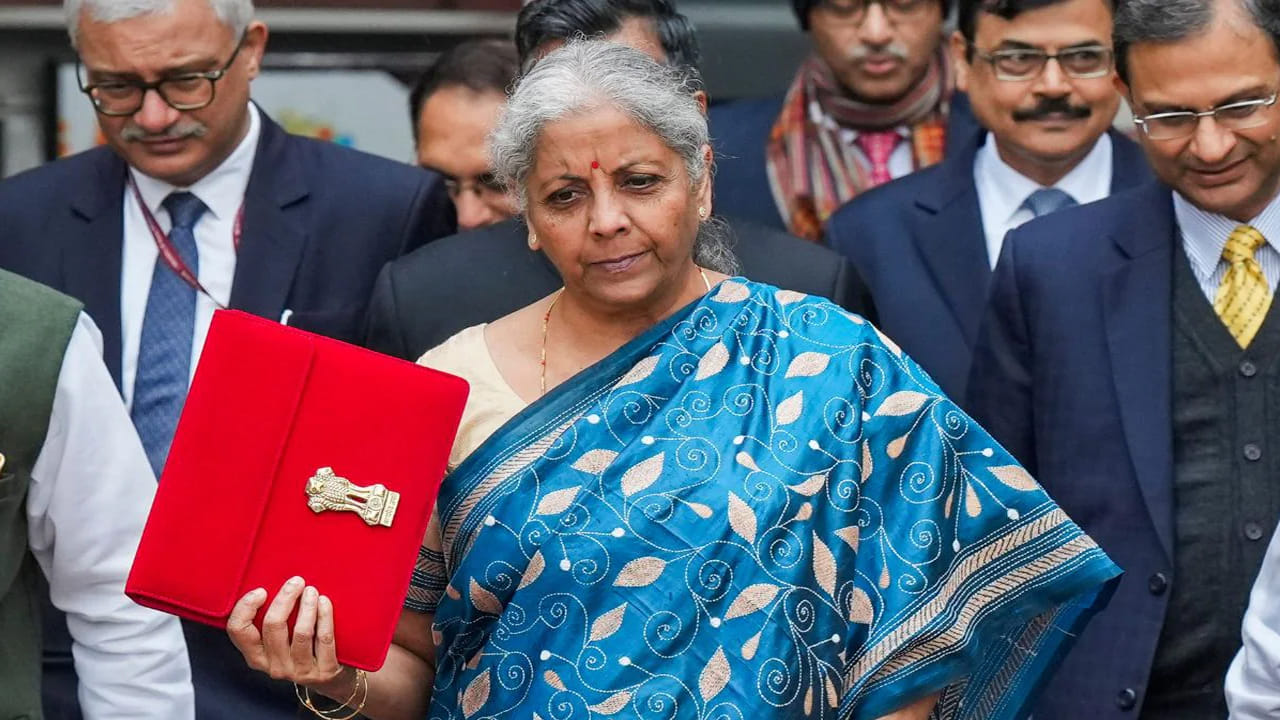 బడ్జెట్ తయారీలో పాలు పంచుకునే అధికారులు, సిబ్బంది కొన్ని రోజుల పాటు బయటి ప్రపంచానికి దూరంగా ఉంటారు. కనీసం మొబైల్ ఫోన్లను కూడా వాడటానికి వీలు కాదు. పార్లమెంట్‌లో బడ్జెట్ ప్రవేశపెట్టిన తర్వాతే వీళ్లు బయటకు వస్తారు. అప్పటివరకు లాన్ ఇన్ పీరియడ్‌లో ఉండాల్సిందే.