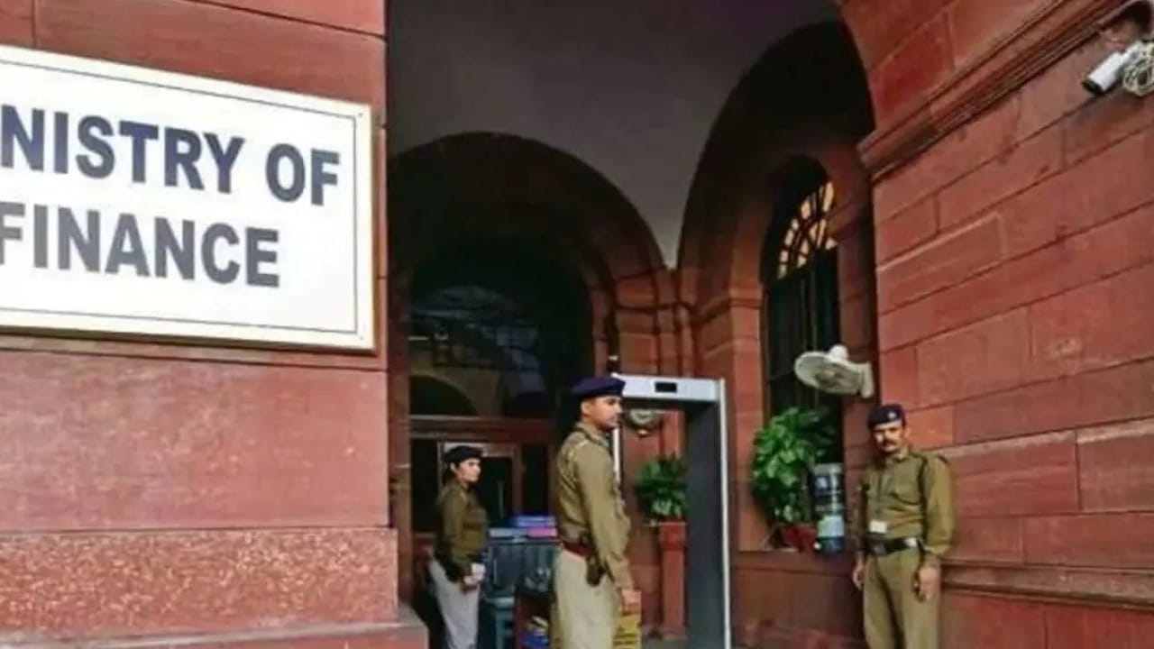 2017 నుంచి ప్రతీ ఏడాది ఫిబ్రవరి 1న బడ్జెట్ను ప్రవేశపెట్టే ఆనవాయితీ కొనసాగుతూ వస్తోంది. ఈ సారి మార్చితే దానిని బ్రేక్ చేసినట్లు అవుతుంది. సాధారణంగా ఆదివారం పార్లమెంట్ సమావేశాలు జరగవు. ఏదైనా అత్యవసర పరిస్థితి మినహాయిస్తే ఆదివారం పార్లమెంట్ మీటింగ్స్ జరగవు.