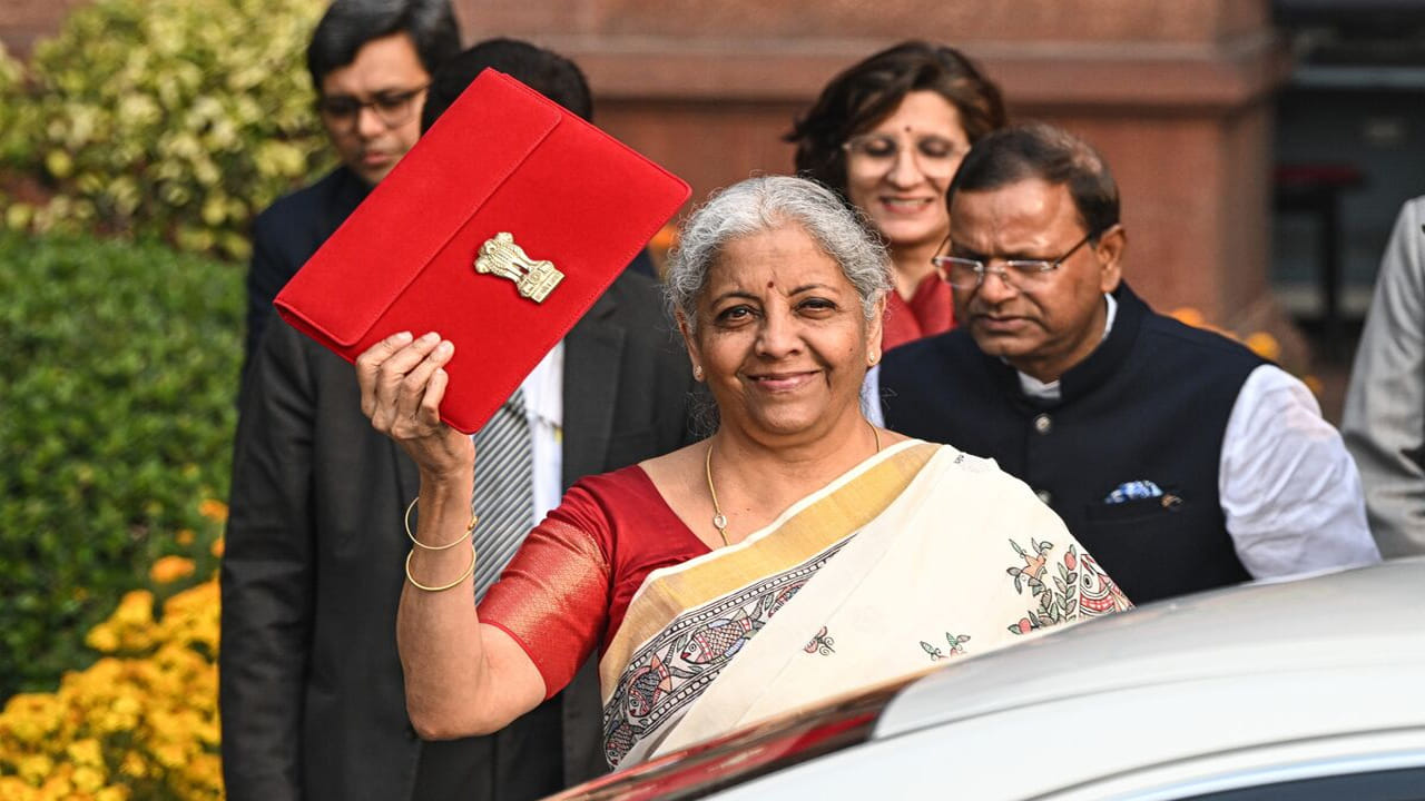 ఈ క్రమంలో 2026-27 ఆర్ధిక సంవత్సరం బడ్జెట్ను ఫిబ్రవరి 1నే పెట్టి సాంప్రదాయం పాటిస్తారా..? లేదా? ఫిబ్రవరి 2న సోమవారానికి మారుస్తారా అనేది తెలియాల్సి ఉంది. బడ్జెట్ తేదీకి సంబంధించి ఇంకా కేంద్రం నుంచి ఎలాంటి అధికారిక ప్రకటన రాలేదు. కేంద్రం నుంచి ప్రకటన వస్తే కానీ దీనిపై స్పష్టత వచ్చే అవకాశం కనిపించడం లేదు.