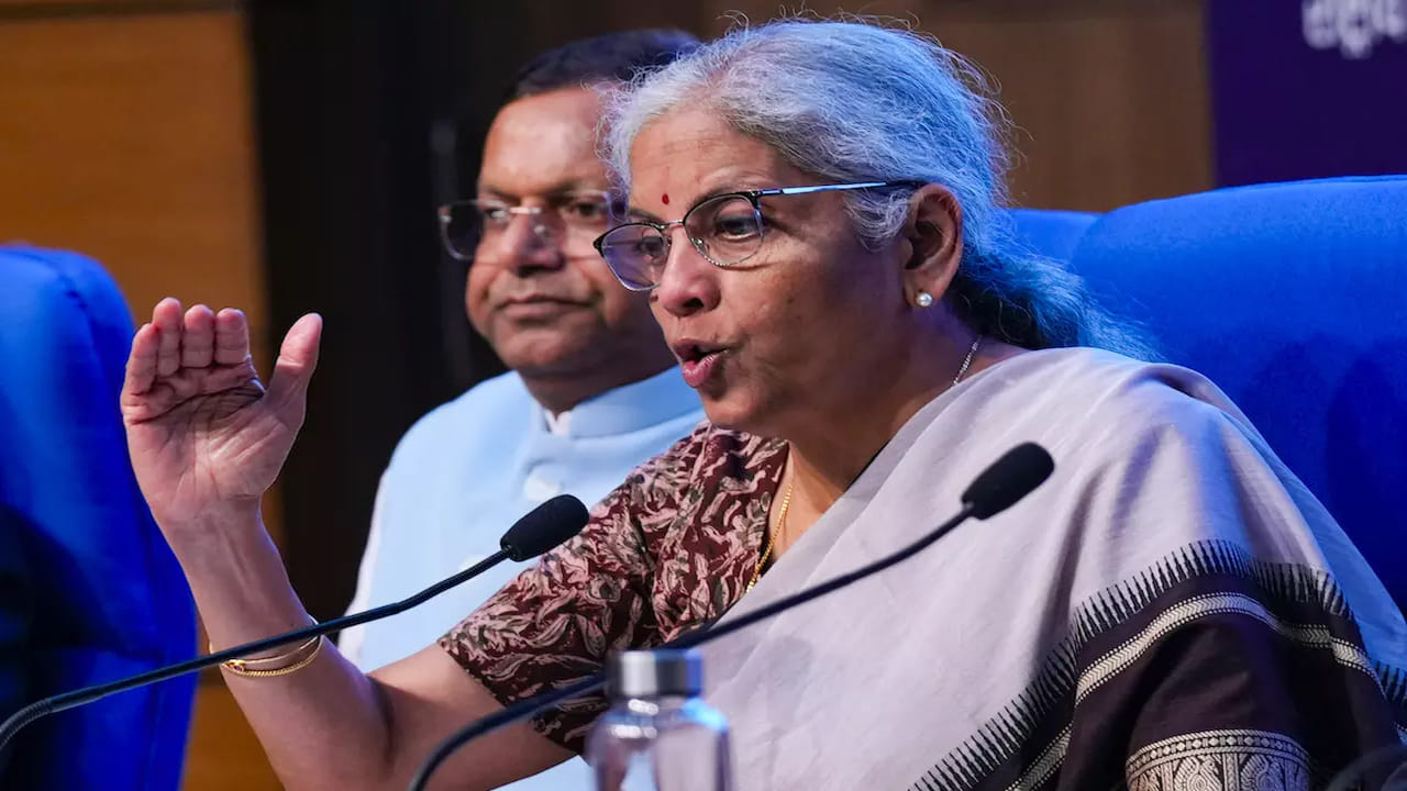 గతంలో అరుణ్ జైట్లీ ఆర్ధికశాఖ మంత్రిగా ఉన్నప్పుడు 2016లో ఆదివారం బడ్జెట్ ప్రవేశపెట్టారు. 2020లో కరోనా టైమ్లో కూడా ఆదివారం బడ్జెట్ ప్రవేశపెట్టిన సందర్భాలు ఉన్నాయి. దీంతో ఈ సారి కూడా ఆ సెంటిమెంట్ కొనసాగిస్తూ బడ్జెట్ ప్రవేశపెట్టే అవకాశాలున్నాయని చెబుతున్నారు.