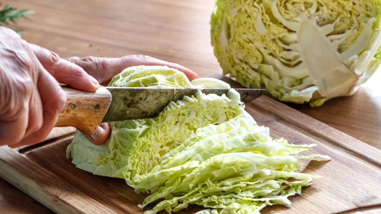 క్యాబేజీ రక్తంలో చక్కెరను తగ్గించే లక్షణాలను కలిగి ఉంటుంది. ఇప్పటికే డయాబెటిస్కు మందులు తీసుకుంటున్న వ్యక్తులు క్యాబేజీని ఎక్కువగా తీసుకుంటే వారి చక్కెర స్థాయిలు అకస్మాత్తుగా తగ్గుతాయి (హైపోగ్లైసీమియా).