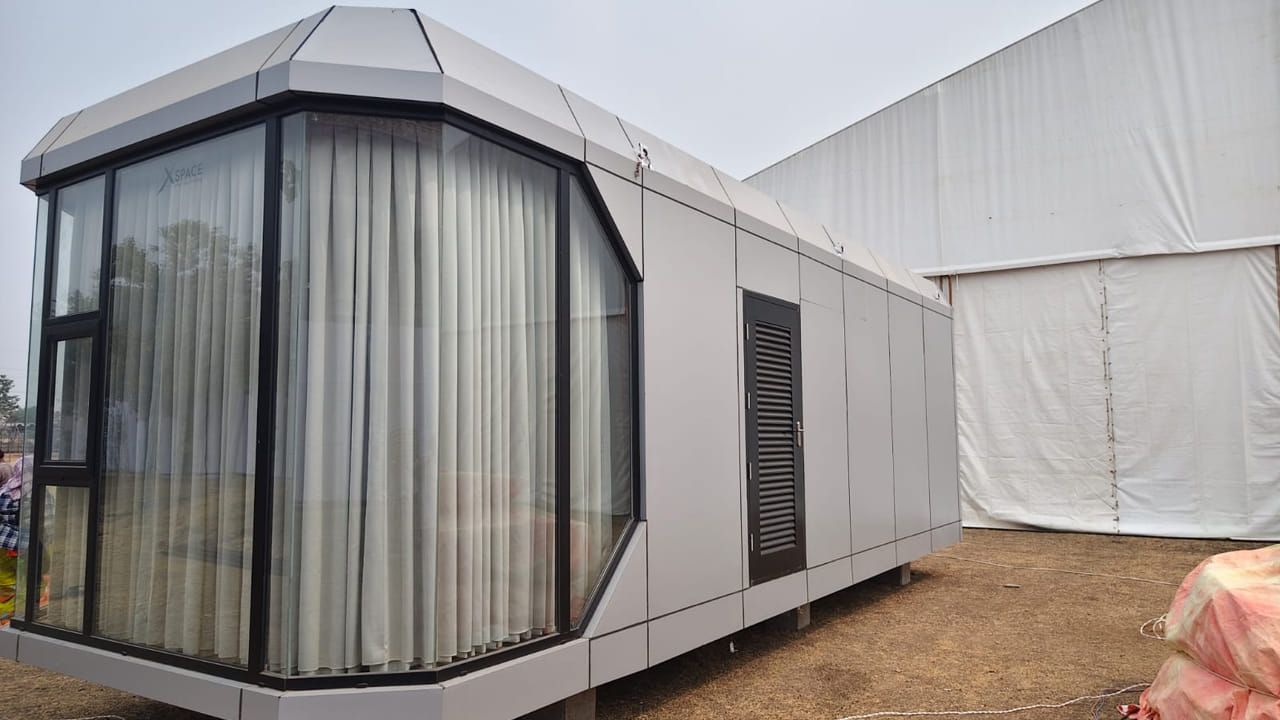  వీఐపీల విడిది దగ్గర నుంచి వెళ్లేంత వరకూ వారికి అవసరమైన మౌళిక సదుపాయాల విషయంలో ప్రత్యేక దృష్టి సారించారు. ఇందులో భాగంగానే ఏర్పాటు చేసిన క్యాప్సూల్ ఆకట్టుకుంటుంది. క్యాప్సూల్ హోమ్‌గా చెప్పుకునే వీటిని ఒక్కొక్కటి 23 లక్షల రూపాయల ఖరీదు అవుతోంది. మొత్తం మూడు క్యాప్సూల్స్‌ను ఏర్పాటు  చేస్తున్నారు. ఈ క్యాప్సూల్‌లలో ఇంటిలో ఉండే అన్ని వసతులుంటాయి. 