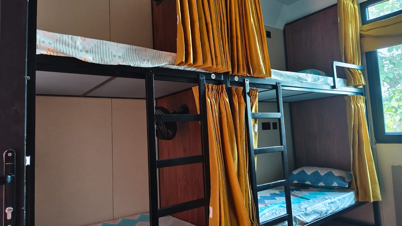 16 పడకలతో ఉండి ప్రత్యేకంగా ఉంటుంది. వీఐపీలు రెస్ట్ తీసుకునేందుకు ఈ పడక గది ఉపయోగపడుతుంది. ఇక 16 పడకలతో పాటు వంటగది అధునాతన టాయిలెట్స్, షవర్స్‌తో పాటు బాల్కనీ కూడా ప్రత్యేకంగా ఉంటుంది. సభల్లో పాల్గొనేందుకు వచ్చిన ముఖ్యమైన వ్యక్తులు ఈ క్యాప్సూల్ హోమ్స్‌లోనే బస చేయనున్నారు. సుప్రీంకోర్టు న్యాయమూర్తి ప్రపంచ తెలుగు మహా సభలను ప్రారంభించనున్నారు. 