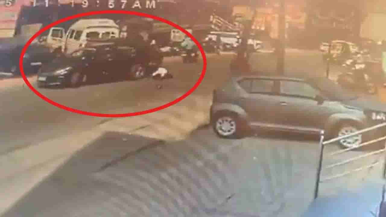 రివర్స్ చేస్తుండగా తప్పిన కంట్రోల్.. వాహనాలపై దూసుకెళ్లిన కారు.. సీసీ కెమెరాలో భయానక దృశ్యాలు!