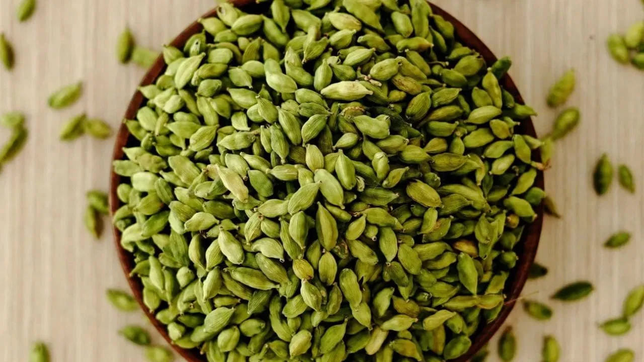 వాస్తుశాస్త్రంలో ఇంటి దిశ, అక్కడ ఉంచిన వస్తువులకు సంబంధించిన నియమాలు మాత్రమే కాకుండా.. మన ఖర్చులను నియంత్రించగల మన పర్స్‌కు సంబంధించిన కొన్ని చిట్కాలు కూడా ఉన్నాయి. కాబట్టి జీవితంలోని మనీ అడ్డంకులను తొలగించగల ఒక చిట్కా గురించి తెలుసుకుందాం.
