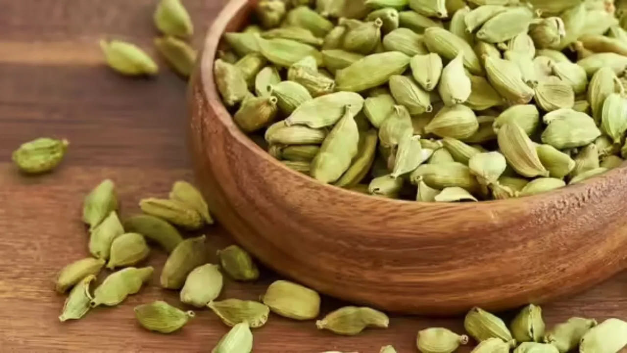 వాస్తు శాస్త్రం ప్రకారం.. యాలకులను పర్సులో ఉంచుకోవాలని చెబుతారు. కాబట్టి యాలకులను పర్సులో ఎందుకు ఉంచాలో? వాస్తు ప్రకారం దాని ప్రయోజనాలు ఏమిటో తెలుసుకుందాం.


ఖర్చులను పూర్తిగా నియంత్రించడంలో యాలకులు సహాయపడతాయి. నిజానికి, యాలకుల నుంచి  వెలువడే సువాసన మన వైపు సానుకూల శక్తిని ఆకర్షిస్తుంది. ఇది జీవితంలో మనవైపు డబ్బు ప్రవాహాన్ని మెరుగుపరుస్తుంది.