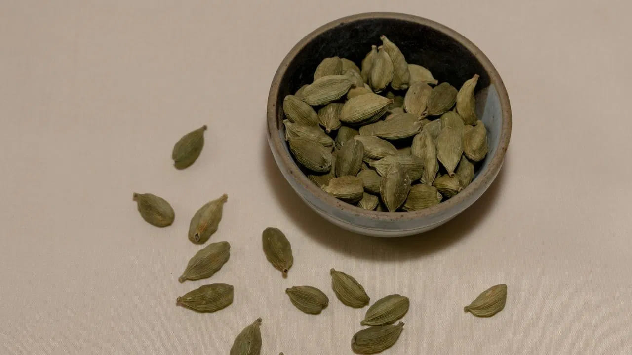 వాస్తు ప్రకారం.. చిరిగిన పర్సును ఎప్పుడూ ఉపయోగించవద్దు. అలాగే, పాత నోట్లను దానిలో ఉంచకూడదు. దానిని కాలానుగుణంగా శుభ్రం చేయడం ముఖ్యం. గుర్తుంచుకోండి, బహుమతి పర్సును ఉపయోగించవద్దు; ఇది సముచితంగా పరిగణించబడదు. మీరు వ్యక్తిగత ఉపయోగం కోసం బహుమతి పర్సును ఉపయోగించాలనుకుంటే, దాని లోపల ఒక చిన్న ఎర్రటి వస్త్రం ఉంచండి. ఈ పరిహారం మీ జీవితంలోకి ఎటువంటి ప్రతికూలత ప్రవేశించకుండా నిరోధిస్తుంది. సంపద కావాలంటే ఇలాంటివి చేయడంతోపాటు ఆ దిశగా నిరంతరం శ్రమించడం చాలా అవసరం.

Note: ఈ వార్తలోని సమాచారం మత విశ్వాసాలపై ఆధారపడి ఉంది. TV9 తెలుగు దీనిని ధృవీకరించదు. 