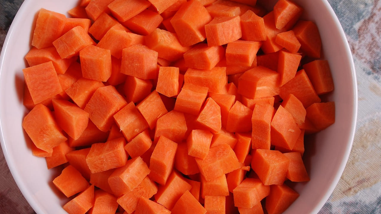 డయాబెటిస్: డయాబెటిస్ సమస్య రోజు రోజుకి ఎక్కువవుతుంది. కాబట్టి, తినే ఆహారం విషయంలో జాగ్రత్తగా ఉండాలి. 
క్యారెట్లలో చక్కెర శాతం అధికంగా ఉంటుంది. వీటిని తినడం వల్ల బ్లడ్ లో షుగర్ లెవెల్స్  పెరిగే అవకాశం ఉంది. కాబట్టి, వీటికి దూరంగా ఉంటేనే మంచిది. 