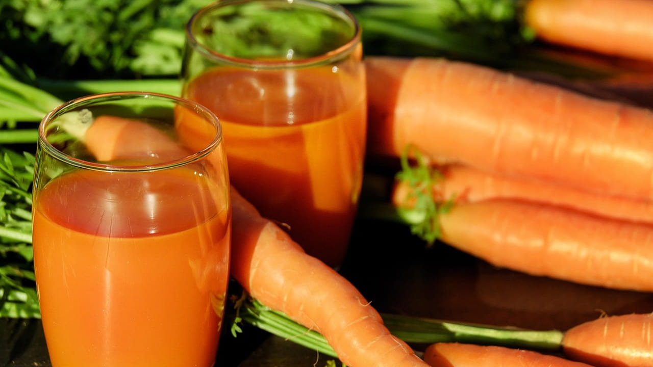 అలెర్జీలు: చర్మ అలెర్జీలు ఉన్నవారు క్యారెట్ అస్సలు తినకండి. ఇది దురద వచ్చేలా చేస్తుంది. అలాంటి వాళ్లు తినకపోవడమే మంచిదని వైద్య నిపుణులు చెబుతున్నారు. (NOTE: ఇందులోని అంశాలు కేవలం అవగాహన కోసం మాత్రమే. నిపుణులు అందించిన సమాచారం ప్రకారం ఇక్కడ తెలియజేయడమైనది. ఆరోగ్యరీత్యా ఎలాంటి సమస్యలు ఉన్నానేరుగా వైద్య నిపుణులను సంప్రదించడం మంచిది)