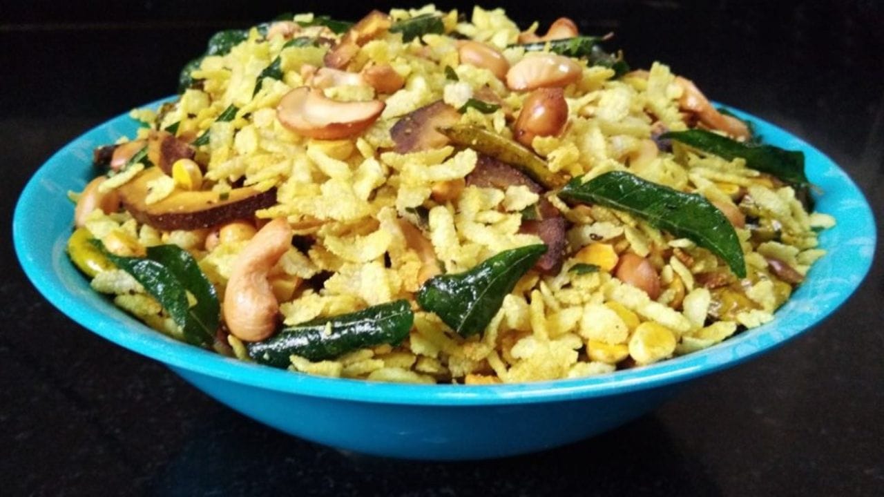 కాజూ పోహా: పిల్లల బ్రేక్‌ఫాస్ట్‌లోకి ఇది చాలా హెల్దీ ఫుడ్. దీనికి కావాలసిన పదార్థాలు అటుకులు, ఉల్లి, బంగాళదుంప, పచ్చిమిర్చి, అల్లం, జీడిపప్పులు, పల్లీలు, కరివేపాకు, వీటన్నింటి తీసుకొని పక్కన ఉంచుకోండి. తర్వాత కూరగాయలను సన్నగా కట్‌చేసుకొని ఉంచుకోండి. తర్వాత ఆటుకులను వేడి నీటిలో వడకట్టి పెట్టుకోండి. ఇక దీన్ని తయారు చేసేందుకు ముందుగా స్టౌ పై ప్యాన్ పెట్టి అందులో కొన్ని ఆయిల్ వేసి.. ఇంట్లో ఉండే ఆవాలు, శనగపప్పు, పల్లీలు, కాజూ వేసి వేగించండి. తర్వాత ముందుగా కచ్‌చేసి పెట్టుకన్న కూరగాయల తరుగులను వేయండి. అవి వేగిన తర్వాత రుచికి సరిపడ ఉప్పు, కారం, అల్లం, మసాలా వేసి కలపండి. తర్వాత అటుకు యాడ్ చేసి కలిపి లో ఫ్లేమ్‌లో వేయించండి. తర్వాత నిమ్మరసం, కోత్తమీర, ఉల్లి తరుగు యాడ్ చేసికుని ప్లేట్‌లోకి సర్వ్ చేసుకుంటే వేడివేడి కాజూ పోహా రెడీ.