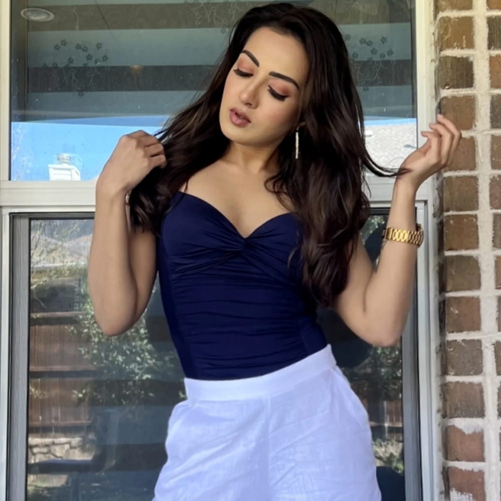 తొలి సినిమాలో గ్లామరస్ గా కనిపించి మెప్పించింది. సినిమా డిజాస్టర్ అయినా ఈ ముద్దుగుమ్మకు మంచి మార్కులు పడ్డాయి.. ఆతర్వాత వరుసగా సినిమాలు చేసి మెప్పించింది. కానీ సాలిడ్ సక్సెస్ మాత్రం అందుకోలేకపోయింది ఈ చిన్నది. 