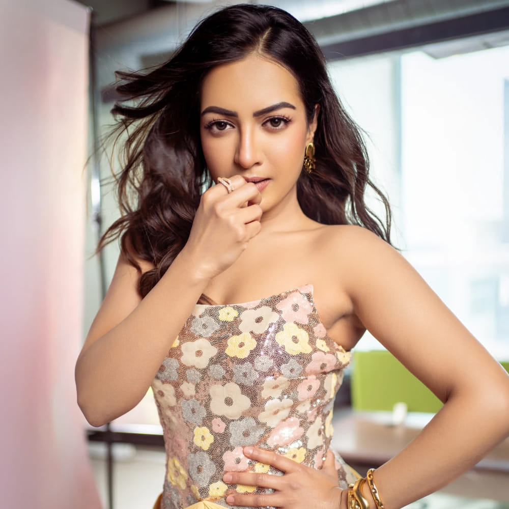 ఇక ఇటీవలే మన శంకర వరప్రసాద్ గారు అనే సినిమాలో నటించింది. ఈ సినిమాలో చిరంజీవి అసిస్టెంట్ గా కనిపించింది. ఈ సినిమా మంచి విజయాన్ని అందుకుంది. ఇక సోషల్ మీడియాలోనూ ఈ బ్యూటీ తన అందాలతో అదరగొడుతుంది. 