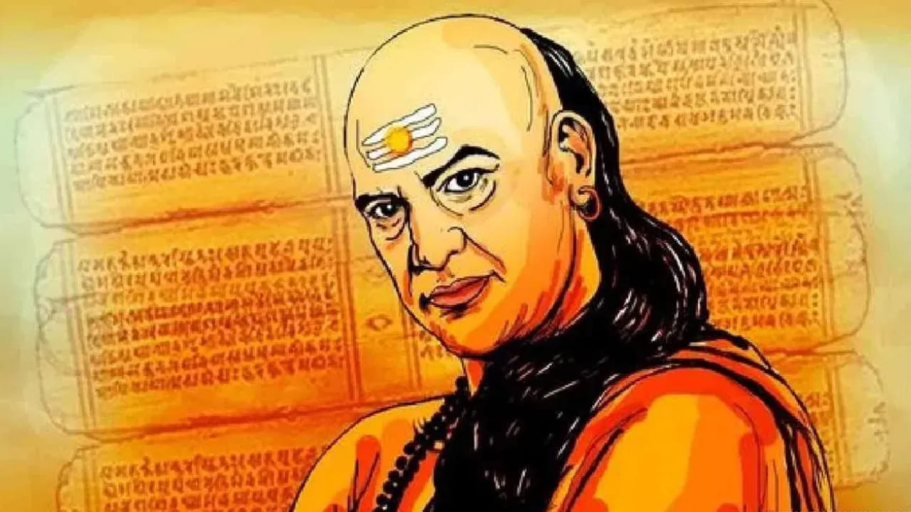 మనం విజయం సాధించాలంటే మన చుట్టూ ఉన్న వ్యక్తులు ఎలాంటి వారో తెలియడం చాలా ముఖ్యం. నవ్వుతూ వెన్నుపోటు పొడిచే స్నేహితుల కంటే, నేరుగా దాడి చేసే శత్రువు మేలని చాణక్యుడు హెచ్చరించారు.
నిజమైన స్నేహితుడు ఎవరో, శత్రువు ఎవరో గుర్తించగలిగే జ్ఞానం ఉన్న వ్యక్తి ఎప్పటికీ మోసపోడు.