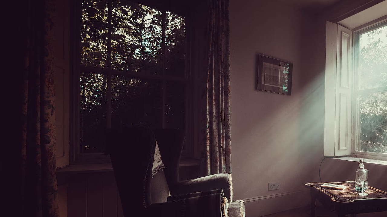 అంతే కాకుండా ఇంటిలో ఎప్పుడూ ఖాళీ స్థలాన్ని వదిలి వేయకూడదంట. దీని వలన నెగటివ్ ఎనర్జీ అనేది ఎక్కువ అవుతుంది.  అంతే కాకుండా తప్పకుండా ఇంటిలో సరైన వెలుతురు ఉండేలా చూసుకోవాలి. ఏ ఇంటిలోనైతే చీకటి ఎక్కువగా ఉంటుందో, ఆ ఇంటిలో ఆర్థిక సమస్యలు ఎక్కువగా ఉండటం, కుటుంబంలో నిత్యం గొడవలు జరగడం వంటి సమస్యల తలెత్తే ప్రమాదం ఉన్నదంట.