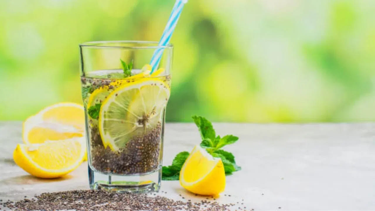 బరువు తగ్గడానికి భేష్‌: చియా గింజలలో ఫైబర్ పుష్కలంగా ఉంటుంది. ఇవి నీటిని పీల్చుకుని జెల్‌లా తయారవుతాయి. ఉదయాన్నే ఈ డ్రింక్ తాగడం వల్ల కడుపు నిండుగా ఉన్న అనుభూతి కలుగుతుంది. దీనివల్ల అనవసరమైన ఆకలి బాధలు తగ్గి కేలరీల వినియోగం తగ్గుతుంది. బరువు తగ్గాలనుకునే వారికి ఇది ఒక మ్యాజిక్ డ్రింక్.