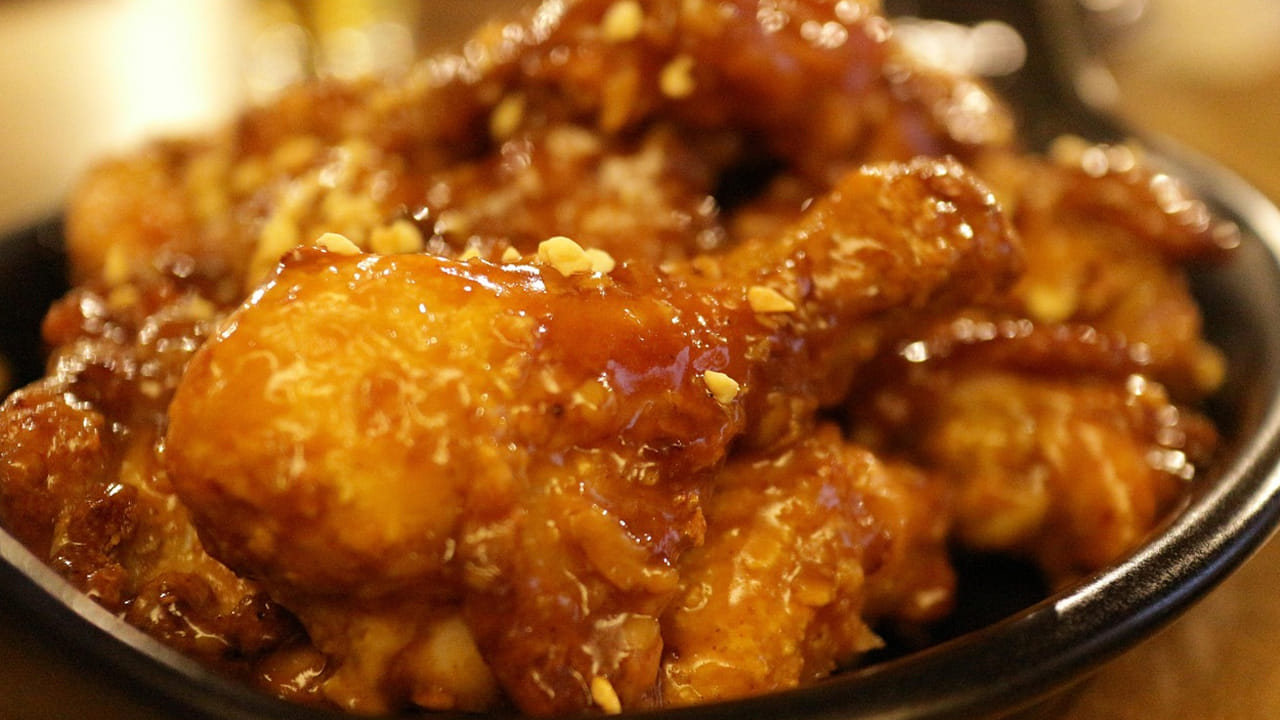 చికెన్, మటన్ ఈ రెంటింటిలో మన శరీరానికి కావాల్సిన పోషకాలు ఉంటాయి. అందరికీ తెలిసిందే కదా దీనిలో కొవ్వు తక్కువగా ఉంటుంది. అధిక బరువుతో బాధపడే వారికీ చికెన్‌ మంచిది. 