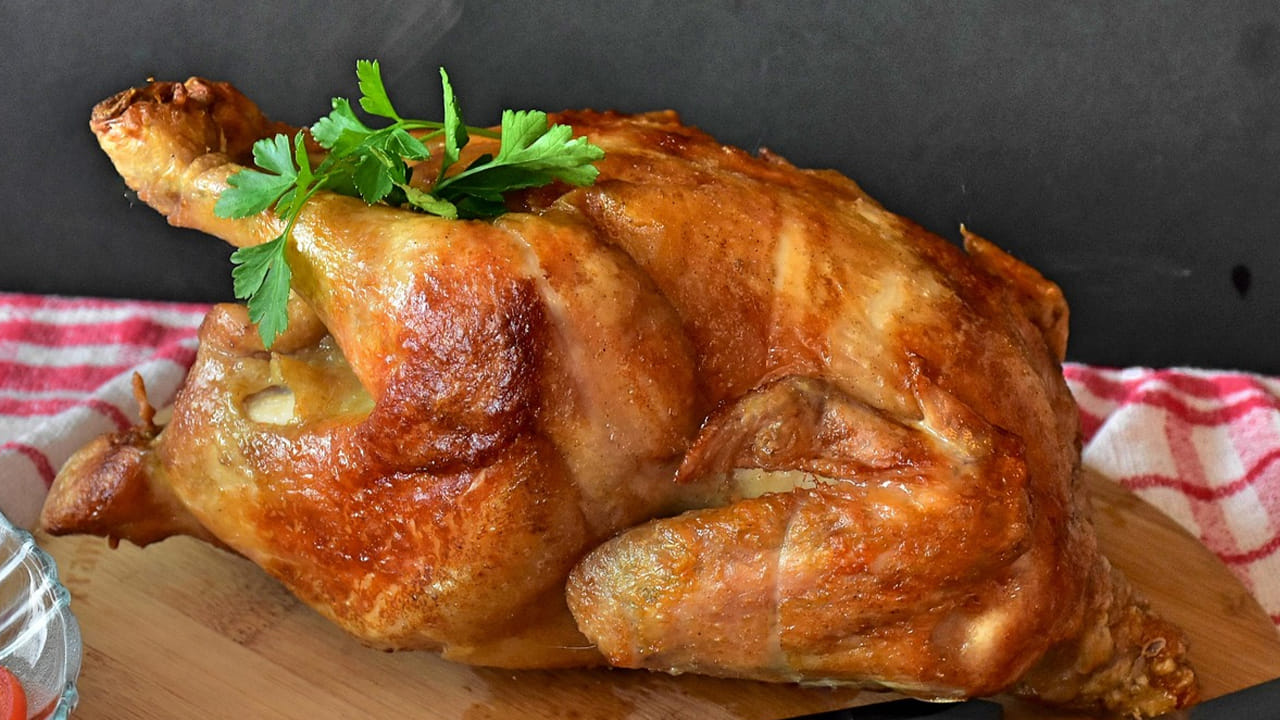 చిన్న వయస్సు నుంచే గుండె సమస్యలు వస్తున్నాయి. కాబట్టి, ఆరోగ్యం మీద చాలా కేర్ తీసుకోవాలి. అయితే,  నాన్ వెజ్ తినే వాళ్లలో 
చికెన్ మంచిదా? మటన్ మంచిదా? అనే సందేహం ఎంతో మందిలో ఉంటుంది. వీటిలో గుండెను ఆరోగ్యంగా ఉంచగలిగే శక్తి దేనికి ఉందో ఇక్కడ చూద్దాం.. 