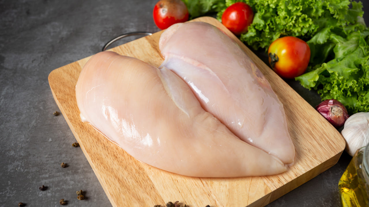 తెల్ల మాంసం: చికెన్ బ్రెస్ట్, వింగ్స్ భాగాల నుండి వచ్చే మాంసాన్ని తెల్ల మాంసం అంటారు. బరువు తగ్గాలనుకునే వారికి, గుండె జబ్బులు ఉన్నవారికి ఇది చాలా మంచిది. ఎందుకంటే ఇందులో కొవ్వు, కేలరీలు చాలా తక్కువగా ఉంటాయి. ఇందులో ఎముకలకు మేలు చేసే కాల్షియం, మెగ్నీషియం వంటి ఖనిజాలు కూడా ఉంటాయి. అయితే దీనిని ఎక్కువ సేపు ఉడికిస్తే ముక్క గట్టిగా అయిపోయే అవకాశం ఉంది. అందుకే దీనిని గ్రిల్లింగ్ లేదా తక్కువ మంట మీద త్వరగా వండటం మంచిది.