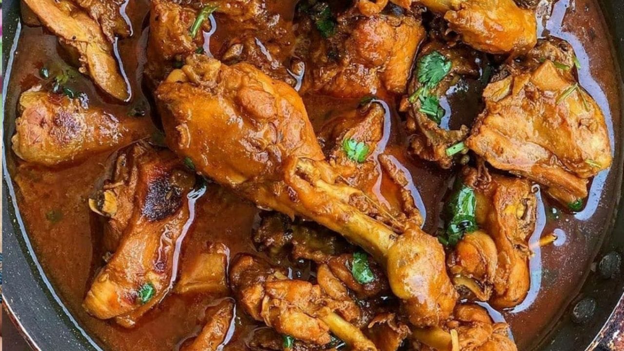 ప్రపంచంలో ఏ దేశం ఎక్కువగా చికెన్ తింటుందనే సందేహం మీకు ఎప్పుడైనా వచ్చిందా? ముస్లిం దేశాలలో చికెన్ ఎక్కువగా తింటారని చాలా మంది అనుకుంటారు. కానీ పాకిస్తాన్, సౌదీ అరేబియా, ఆఫ్ఘనిస్తాన్ వంటి ముస్లిం దేశాలలో చికెన్ అంత ఎక్కువగా తినరట.