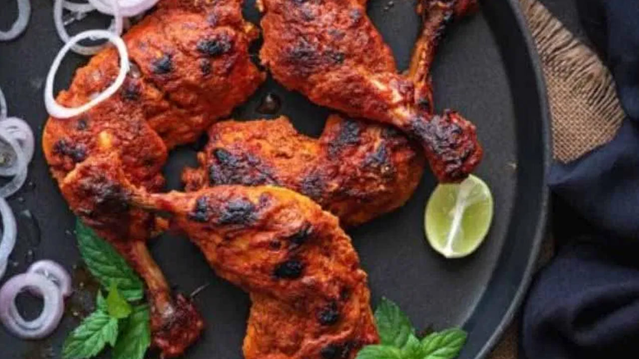 చికెన్‌లోని నియాసిన్ శక్తి ఉత్పత్తికి, మెదడు పనితీరుకు తోడ్పడుతుంది. ఇందులోని సెలీనియం ఎముకలను దృఢంగా మారుస్తుంది. విటమిన్ బి6, సెలీనియం రోగనిరోధక శక్తిని పెంచి, చర్మాన్ని ఆరోగ్యంగా ఉంచుతాయి.
