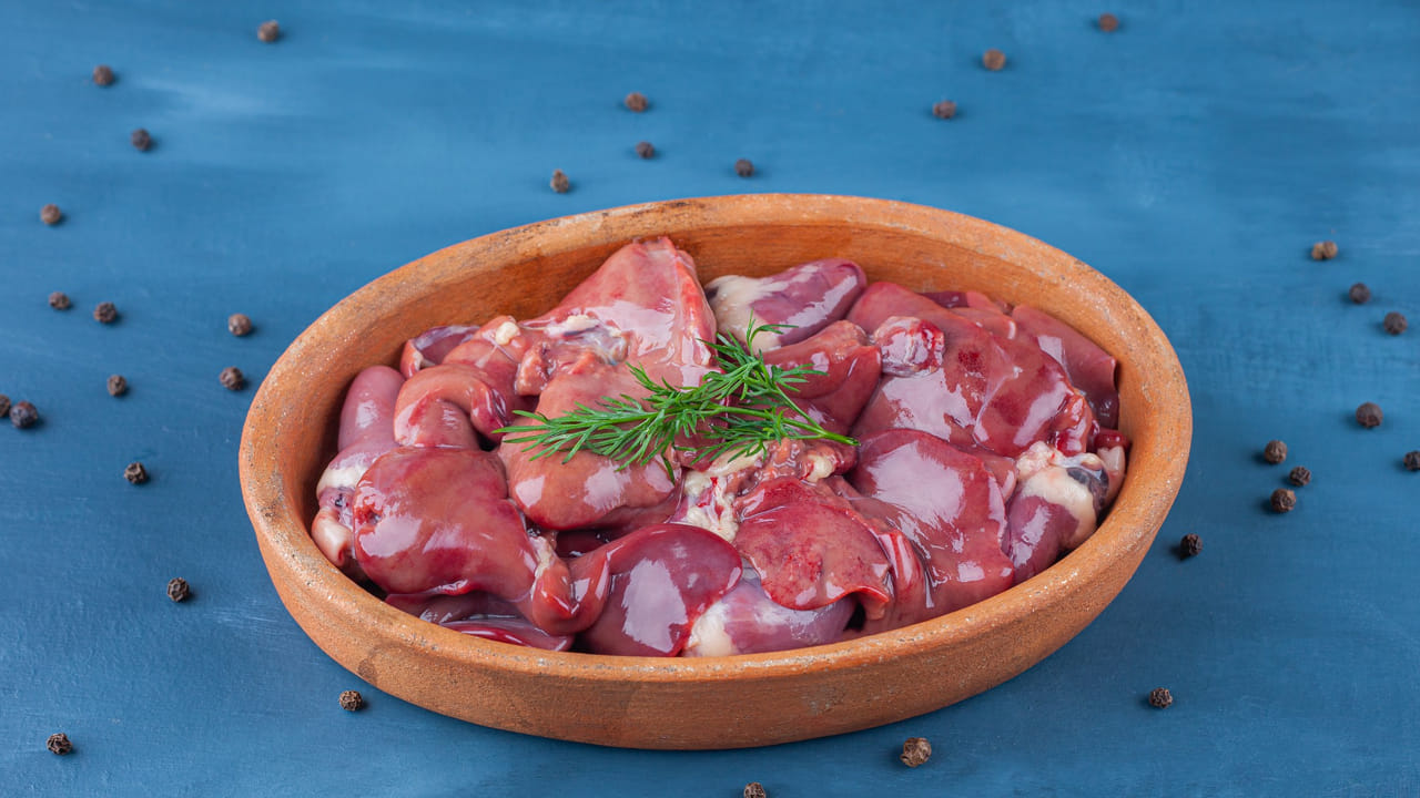 గుండె భాగం: చికెన్ హార్ట్‌లో ప్రోటీన్లు ఉన్నప్పటికీ కోడి ఒత్తిడికి లోనైనప్పుడు విడుదలయ్యే హార్మోన్లు ఈ భాగంలో నిక్షిప్తమై ఉంటాయి. అటువంటి గుండె భాగాన్ని ఎక్కువగా తీసుకోవడం వల్ల మానవ ఆరోగ్యంపై ప్రతికూల ప్రభావం పడే అవకాశం ఉంది.
