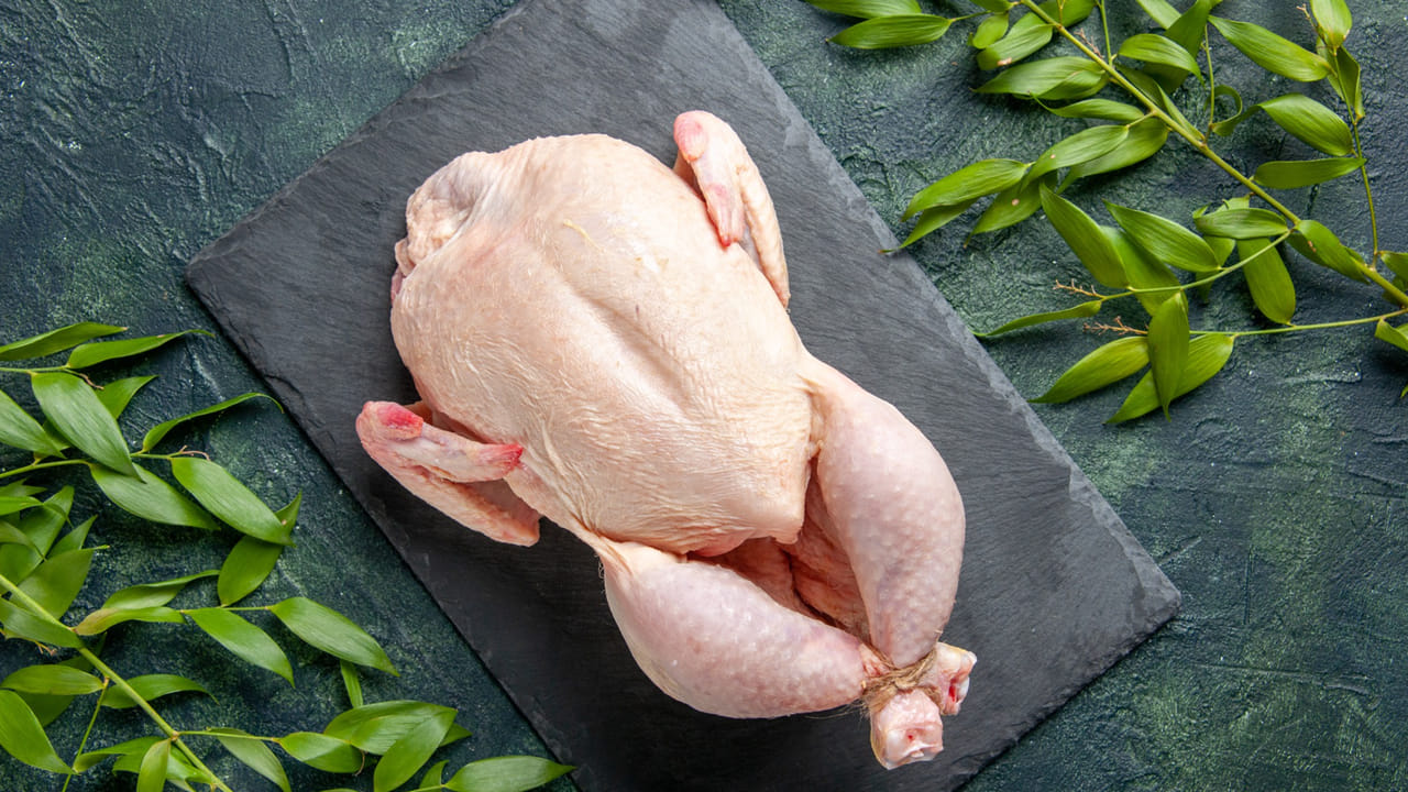 ప్రపంచవ్యాప్తంగా చికెన్ అంటే కోడి మాంసం తినే వారి సంఖ్య చాలా ఎక్కువగా ఉంది. ప్రజలు వివిధ రకాల చికెన్‌ వంటకాలను ఎంతో ఇష్టంగా తింటారు. వాటిలో బిర్యానీ, చికెన్ టిక్కా, చికెన్ ఫ్రై వంటి  వివిధ రకాల వంటకాలు చాలా ప్రసిద్ధి చెందాయి.