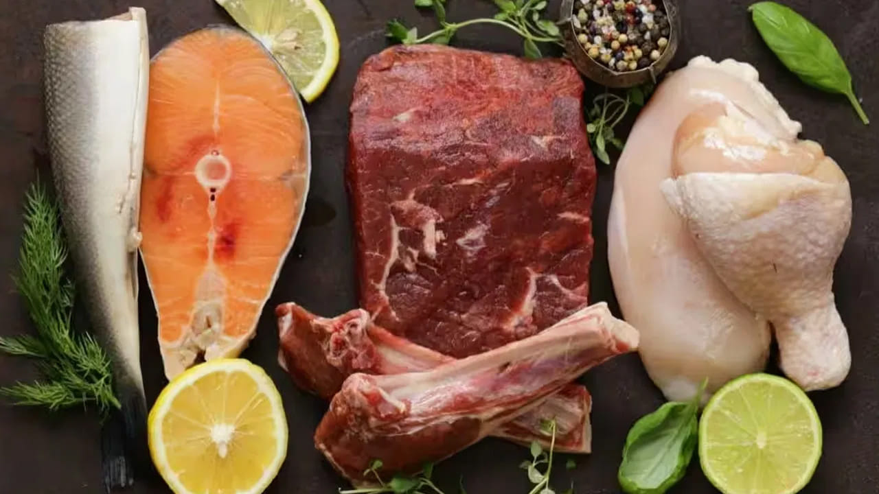 శరీరంలో ప్రోటీన్ లోపం అనగానే మనకు గుర్తొచ్చేవి చికెన్, మటన్, చేపలు. జిమ్ వెళ్లే వారి నుండి డైట్ ప్లాన్ చేసే వారి వరకు అందరూ వీటినే సిఫార్సు చేస్తుంటారు. అయితే ఒకరి శరీరానికి సెట్ అయ్యే ఆహారం మరొకరికి హాని కలిగించవచ్చు అన్నది వాస్తవం. మాంసాహారం కేవలం రుచిని, ప్రోటీన్‌ను మాత్రమే కాకుండా.. శరీరంలో వేడి, కొలెస్ట్రాల్, అలెర్జీలు, హార్మోన్ల అసమతుల్యత వంటి సమస్యలను కూడా కలిగిస్తుందని నిపుణులు హెచ్చరిస్తున్నారు.