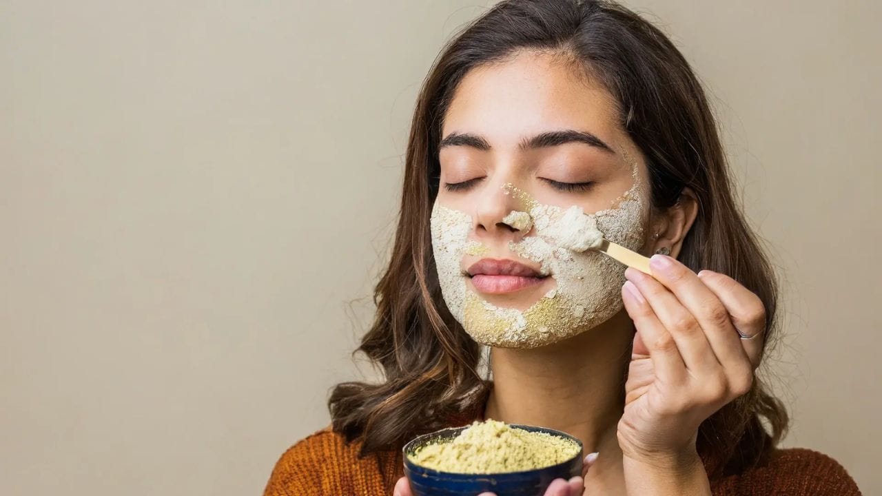  శెనగ పిండి ఫేస్ ప్యాక్: శీతాకాలంలో మీ ముఖం మెరిసిపోవాలంటే శనగపిండి పేస్‌ ప్యాక్ ఎంతో ప్రయోజనకరంగా ఉంటుంది. ఈ ప్యాక్ తయారు చేసుకునేందుకు.. ముందుగా 2 టీస్పూన్ల శనగపిండిలో 1 టీస్పూన్ మిల్క్ క్రీమ్, చిటికెడు పసుపు, పాలు కలిపి పేస్ట్ లా తయారు చేసుకోండి. ఈ ఫేస్ ప్యాక్ ను మీ ముఖంపై అప్లై చేసి, 15 నిమిషాలు అలాగే ఉంచి, తర్వాత కడిగేయండి. దీంతో మీ చర్మం ప్రకాశవంతంగా మెరుస్తుంది.