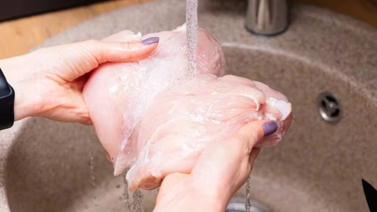 చాలా మంది చికెన్‌ను వండడానికి ముందు దాన్ని నీటితో బాగా కడగుతారు, అలా చేస్తే అది శుభ్రం అవుతుందని అందురూ అనుకుంటారు. కానీ నిపుణులు మాత్రం ఇది పెద్ద తప్పుని అంటున్నారు. చికెన్‌ను నీటితో కడగడం వల్ల సాల్మొనెల్లా, క్యాంపిలోబాక్టర్ వంటి ప్రమాదకరమైన బ్యాక్టీరియా పూర్తిగా తొలగిపోదు. బదులుగా ఇటి కిచెన్‌ మొత్తం వ్యాపిస్తుందని చెబుతున్నారు. అక్కడే ఇతర వంటకాలు కూడా చేయడం వల్ల ఫుడ్ పాయిజనింగ్ జరిగే ప్రమాదం ఉందంటున్నారు.