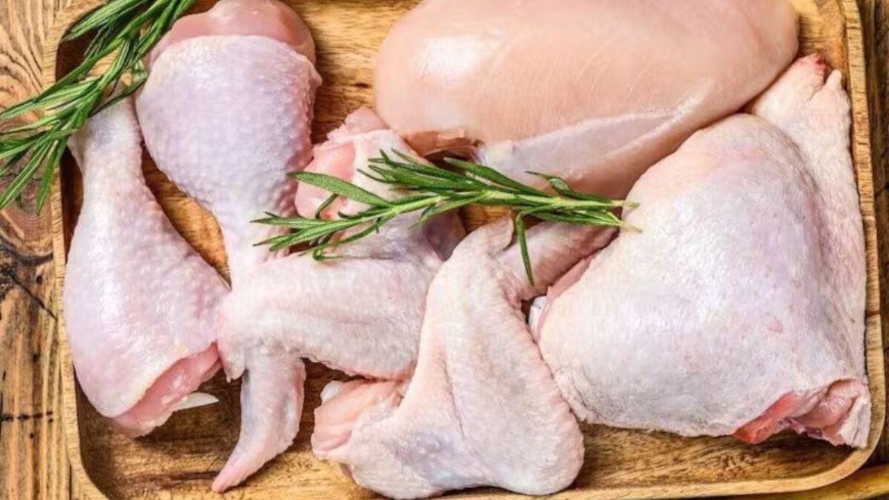  పాత్రల శుభ్రత: చికెన్‌ కట్‌ చేసేందుకు ఉంపయోగించి కత్తులు, కటింగ్ బోర్డులు, పాత్రలను వెంటనే గోరువెచ్చని నీరు, సబ్బుతో పూర్తిగా శుభ్రం చేయాలి. కూరగాయలు కోసేటప్పుడు అదే కత్తిని ఉపయోగించడం చాలా ప్రమాదకరం. సబ్బుతో మీ చేతులను బాగా కడగాలి. ఈ సాధారణ జాగ్రత్తలను పాటించడంలో విఫలమైతే శరీరంలోకి బ్యాక్టీరియా ప్రవేశించే ప్రమాదం పెరుగుతుంది.