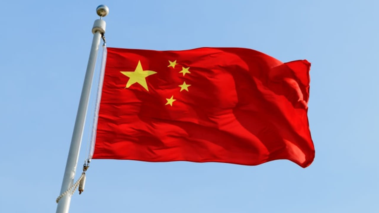 అప్పుల విషయంలో చైనా రెండవ స్థానంలో ఉంది. చైనా మొత్తం అప్పు 18.7 ట్రిలియన్ డాలర్లు. మౌలిక సదుపాయాల వ్యయం, ఆర్థిక ఉద్దీపన ప్రణాళికల కారణంగా, చైనా ఇంత అప్పు చేయాల్సి వచ్చింది. అప్పుల విషయంలో జపాన్ మూడవ స్థానంలో ఉంది.