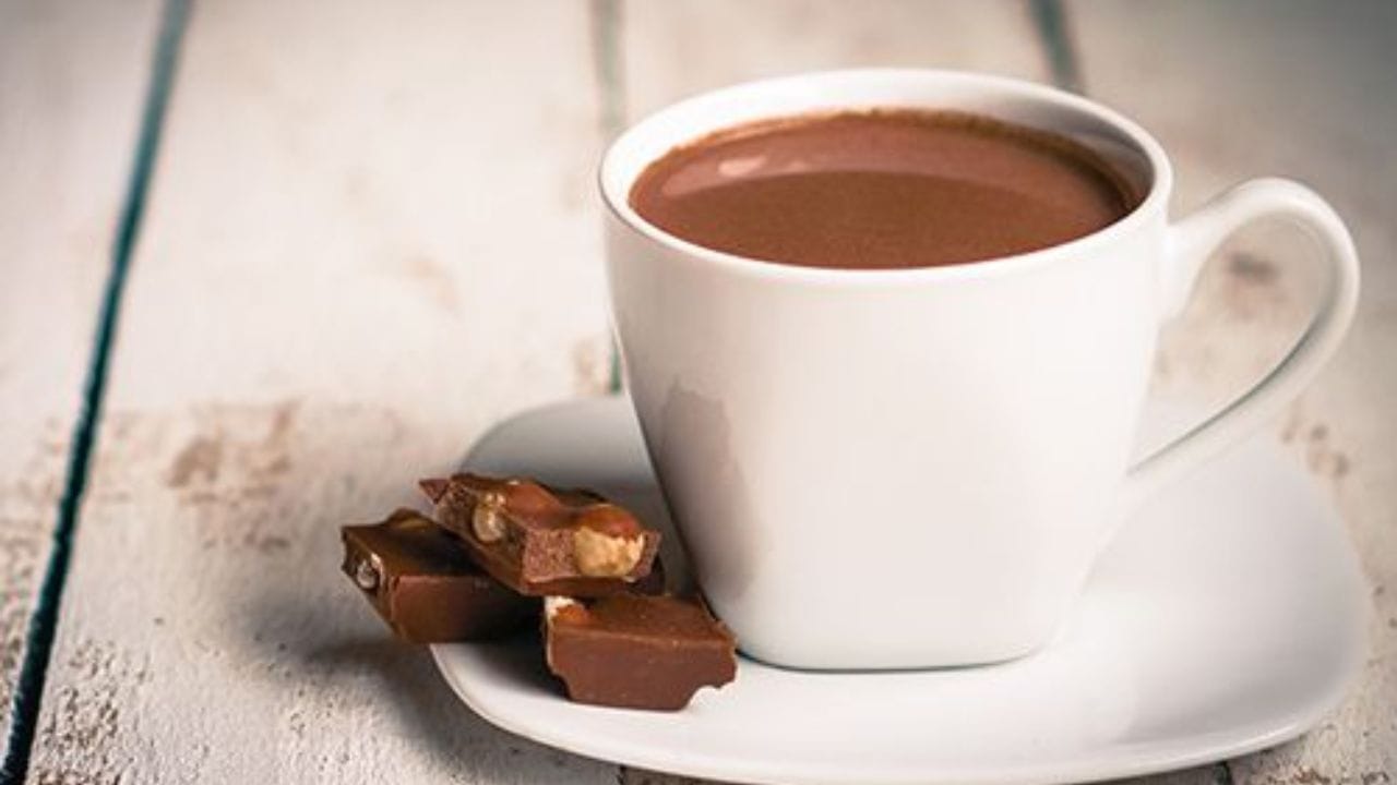 చాక్లెట్: చాక్లెట్, టీ రెండింటిలోనూ కెఫిన్ ఉంటుంది. వాటిని కలిపి తీసుకోవడం వల్ల హృదయ స్పందన రేటు పెరుగుతుంది, విశ్రాంతి లేకపోవడం, నిద్ర సమస్యలు వస్తాయి. టీతో చాక్లెట్ తినడం వల్ల నిద్రలేమి వస్తుంది.